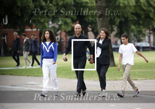 Amsterdam 23 augustus 2020
Humberto Tan met zijn vrouw Inekeen twee  van hun kinderen op het museumplein.