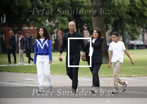 Amsterdam 23 augustus 2020
Humberto Tan met zijn vrouw Inekeen twee  van hun kinderen op het museumplein.