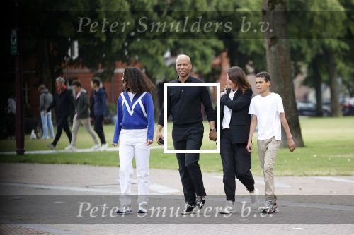 Amsterdam 23 augustus 2020
Humberto Tan met zijn vrouw Inekeen twee  van hun kinderen op het museumplein.