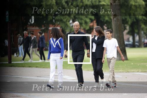Amsterdam 23 augustus 2020
Humberto Tan met zijn vrouw Inekeen twee  van hun kinderen op het museumplein.