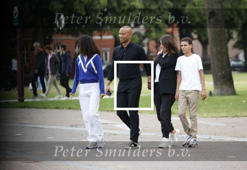 Amsterdam 23 augustus 2020
Humberto Tan met zijn vrouw Inekeen twee  van hun kinderen op het museumplein.