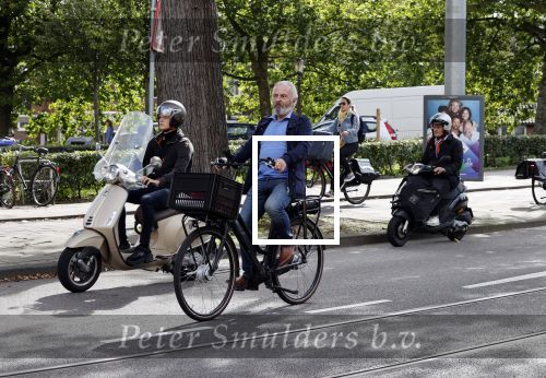 Amsterdam 12 september 2020
Huub Stapel op de fiets in Amsterdam zuid