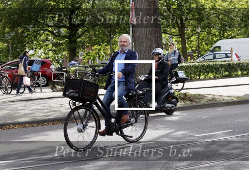 Amsterdam 12 september 2020
Huub Stapel op de fiets in Amsterdam zuid