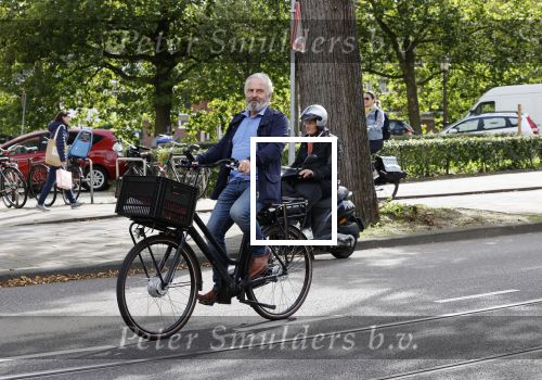 Amsterdam 12 september 2020
Huub Stapel op de fiets in Amsterdam zuid