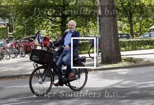 Amsterdam 12 september 2020
Huub Stapel op de fiets in Amsterdam zuid