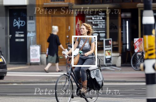 Amsterdam 19 augustus 2020
Ilse Warringa op de fiets in Amsterdam