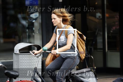 Amsterdam 19 augustus 2020
Ilse Warringa op de fiets in Amsterdam