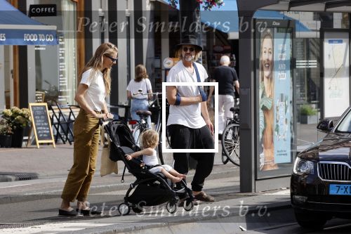 Amsterdam 19 augustus 2020
Jasper Krabbe met zijn  vriendin Annemarieke v Drimmelen en hun baby op straat in Amsterdam zuid