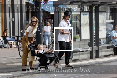Amsterdam 19 augustus 2020
Jasper Krabbe met zijn  vriendin Annemarieke v Drimmelen en hun baby op straat in Amsterdam zuid