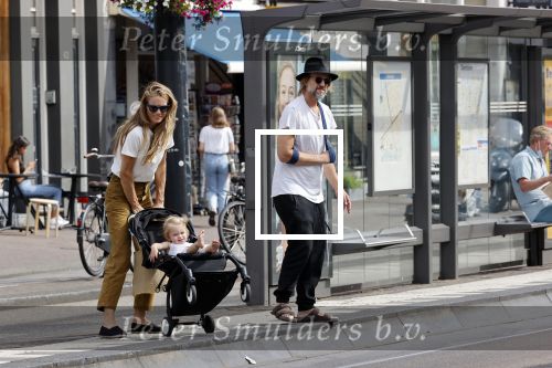 Amsterdam 19 augustus 2020
Jasper Krabbe met zijn  vriendin Annemarieke v Drimmelen en hun baby op straat in Amsterdam zuid