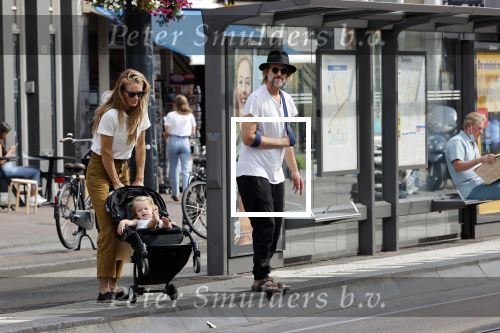 Amsterdam 19 augustus 2020
Jasper Krabbe met zijn  vriendin Annemarieke v Drimmelen en hun baby op straat in Amsterdam zuid