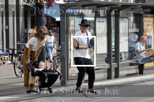Amsterdam 19 augustus 2020
Jasper Krabbe met zijn  vriendin Annemarieke v Drimmelen en hun baby op straat in Amsterdam zuid