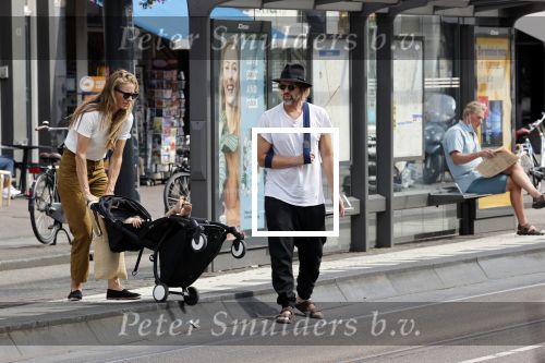Amsterdam 19 augustus 2020
Jasper Krabbe met zijn  vriendin Annemarieke v Drimmelen en hun baby op straat in Amsterdam zuid