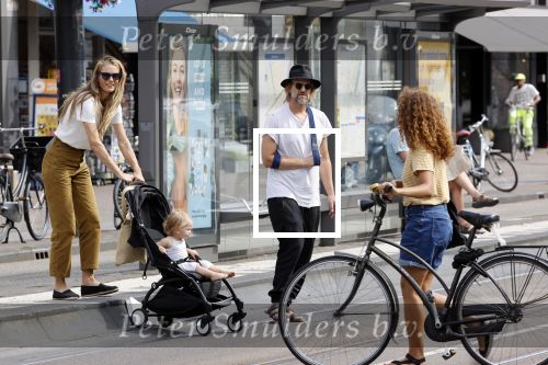 Amsterdam 19 augustus 2020
Jasper Krabbe met zijn  vriendin Annemarieke v Drimmelen en hun baby op straat in Amsterdam zuid