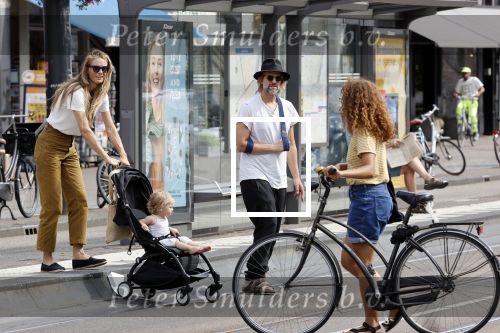 Amsterdam 19 augustus 2020
Jasper Krabbe met zijn  vriendin Annemarieke v Drimmelen en hun baby op straat in Amsterdam zuid