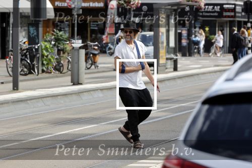 Amsterdam 19 augustus 2020
Jasper Krabbe met zijn  vriendin Annemarieke v Drimmelen en hun baby op straat in Amsterdam zuid