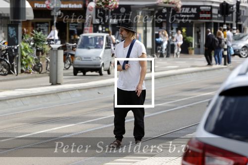 Amsterdam 19 augustus 2020
Jasper Krabbe met zijn  vriendin Annemarieke v Drimmelen en hun baby op straat in Amsterdam zuid