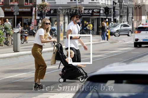 Amsterdam 19 augustus 2020
Jasper Krabbe met zijn  vriendin Annemarieke v Drimmelen en hun baby op straat in Amsterdam zuid