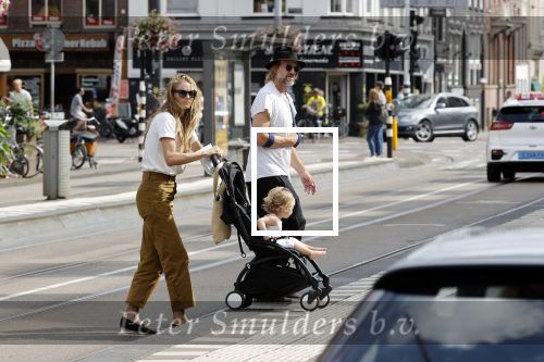 Amsterdam 19 augustus 2020
Jasper Krabbe met zijn  vriendin Annemarieke v Drimmelen en hun baby op straat in Amsterdam zuid