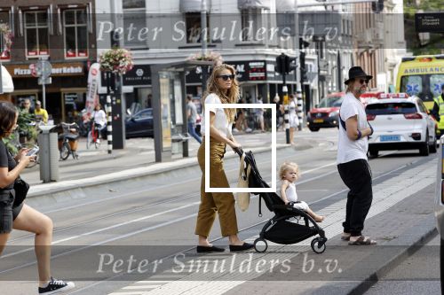 Amsterdam 19 augustus 2020
Jasper Krabbe met zijn  vriendin Annemarieke v Drimmelen en hun baby op straat in Amsterdam zuid
