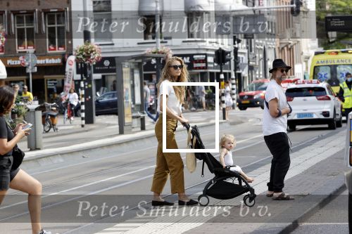 Amsterdam 19 augustus 2020
Jasper Krabbe met zijn  vriendin Annemarieke v Drimmelen en hun baby op straat in Amsterdam zuid