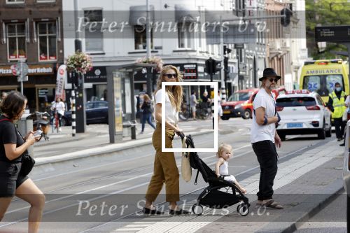 Amsterdam 19 augustus 2020
Jasper Krabbe met zijn  vriendin Annemarieke v Drimmelen en hun baby op straat in Amsterdam zuid