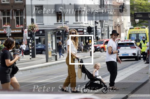 Amsterdam 19 augustus 2020
Jasper Krabbe met zijn  vriendin Annemarieke v Drimmelen en hun baby op straat in Amsterdam zuid