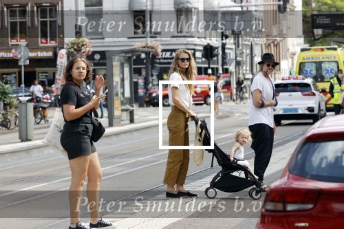 Amsterdam 19 augustus 2020
Jasper Krabbe met zijn  vriendin Annemarieke v Drimmelen en hun baby op straat in Amsterdam zuid