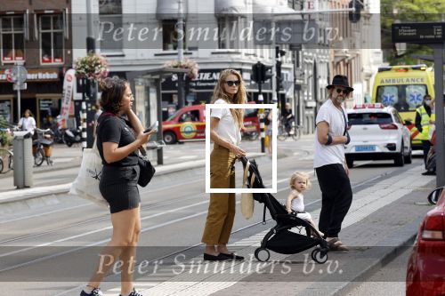 Amsterdam 19 augustus 2020
Jasper Krabbe met zijn  vriendin Annemarieke v Drimmelen en hun baby op straat in Amsterdam zuid