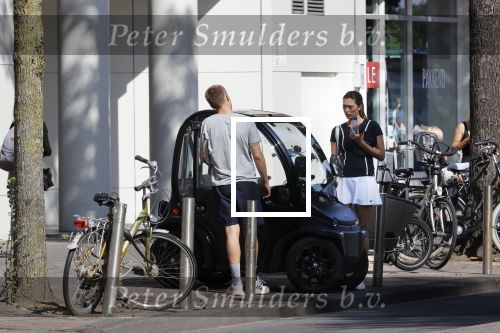 Amsterdam 19 augustus 2020
Julian Vahle met zijn vriendin Chelsey Weimar in hun Biro karretje