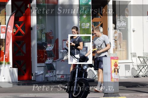 Amsterdam 19 augustus 2020
Julian Vahle met zijn vriendin Chelsey Weimar in hun Biro karretje