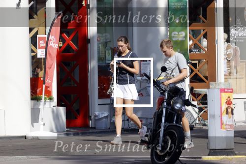 Amsterdam 19 augustus 2020
Julian Vahle met zijn vriendin Chelsey Weimar in hun Biro karretje