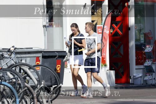 Amsterdam 19 augustus 2020
Julian Vahle met zijn vriendin Chelsey Weimar in hun Biro karretje