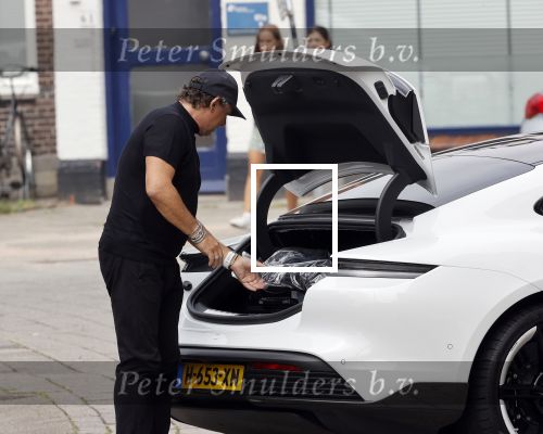 Alkmaar 15 augustus 2020
Marco Borsato arriveert bij zijn nieuwe appartement met kleding die hij bij zijn moeder heeft opgehaald. Hij heeft de afgelopen nacht voor het eerst in zijn nieuwe huis/appartement geslapen