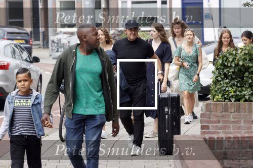 Alkmaar 15 augustus 2020
Marco Borsato arriveert bij zijn nieuwe appartement met kleding die hij bij zijn moeder heeft opgehaald. Hij heeft de afgelopen nacht voor het eerst in zijn nieuwe huis/appartement geslapen