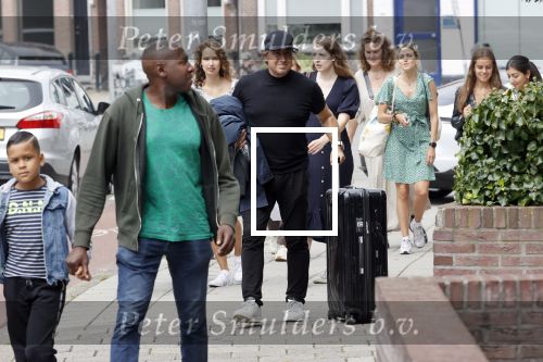 Alkmaar 15 augustus 2020
Marco Borsato arriveert bij zijn nieuwe appartement met kleding die hij bij zijn moeder heeft opgehaald. Hij heeft de afgelopen nacht voor het eerst in zijn nieuwe huis/appartement geslapen