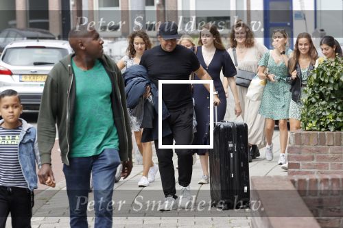 Alkmaar 15 augustus 2020
Marco Borsato arriveert bij zijn nieuwe appartement met kleding die hij bij zijn moeder heeft opgehaald. Hij heeft de afgelopen nacht voor het eerst in zijn nieuwe huis/appartement geslapen