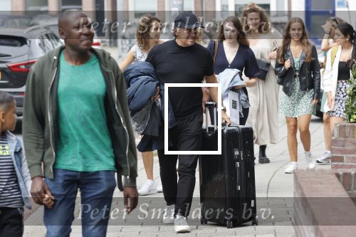 Alkmaar 15 augustus 2020
Marco Borsato arriveert bij zijn nieuwe appartement met kleding die hij bij zijn moeder heeft opgehaald. Hij heeft de afgelopen nacht voor het eerst in zijn nieuwe huis/appartement geslapen