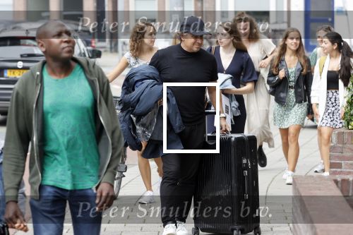 Alkmaar 15 augustus 2020
Marco Borsato arriveert bij zijn nieuwe appartement met kleding die hij bij zijn moeder heeft opgehaald. Hij heeft de afgelopen nacht voor het eerst in zijn nieuwe huis/appartement geslapen