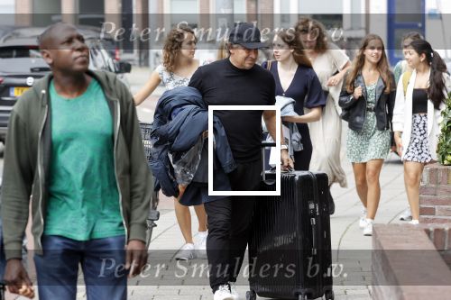 Alkmaar 15 augustus 2020
Marco Borsato arriveert bij zijn nieuwe appartement met kleding die hij bij zijn moeder heeft opgehaald. Hij heeft de afgelopen nacht voor het eerst in zijn nieuwe huis/appartement geslapen