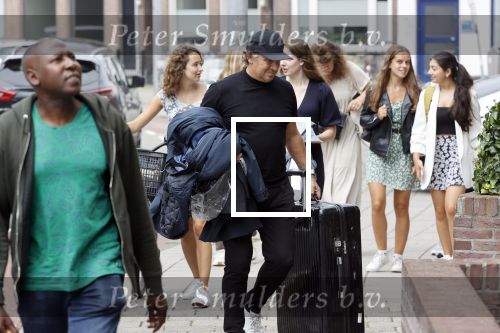 Alkmaar 15 augustus 2020
Marco Borsato arriveert bij zijn nieuwe appartement met kleding die hij bij zijn moeder heeft opgehaald. Hij heeft de afgelopen nacht voor het eerst in zijn nieuwe huis/appartement geslapen