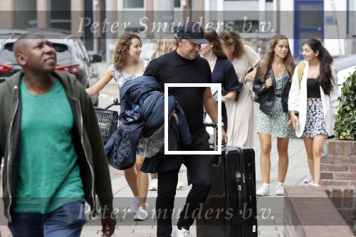 Alkmaar 15 augustus 2020
Marco Borsato arriveert bij zijn nieuwe appartement met kleding die hij bij zijn moeder heeft opgehaald. Hij heeft de afgelopen nacht voor het eerst in zijn nieuwe huis/appartement geslapen