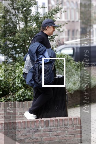 Alkmaar 15 augustus 2020
Marco Borsato arriveert bij zijn nieuwe appartement met kleding die hij bij zijn moeder heeft opgehaald. Hij heeft de afgelopen nacht voor het eerst in zijn nieuwe huis/appartement geslapen
