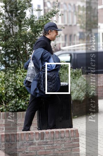 Alkmaar 15 augustus 2020
Marco Borsato arriveert bij zijn nieuwe appartement met kleding die hij bij zijn moeder heeft opgehaald. Hij heeft de afgelopen nacht voor het eerst in zijn nieuwe huis/appartement geslapen