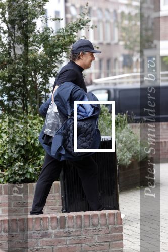 Alkmaar 15 augustus 2020
Marco Borsato arriveert bij zijn nieuwe appartement met kleding die hij bij zijn moeder heeft opgehaald. Hij heeft de afgelopen nacht voor het eerst in zijn nieuwe huis/appartement geslapen