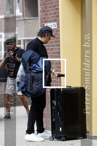 Alkmaar 15 augustus 2020
Marco Borsato arriveert bij zijn nieuwe appartement met kleding die hij bij zijn moeder heeft opgehaald. Hij heeft de afgelopen nacht voor het eerst in zijn nieuwe huis/appartement geslapen