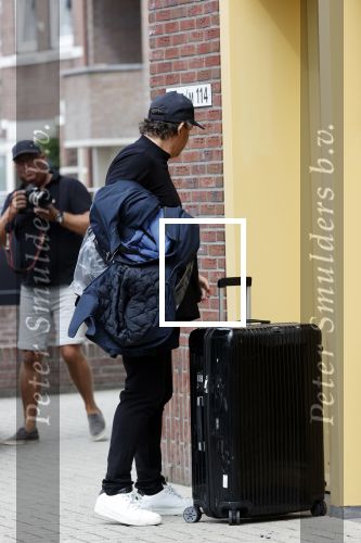 Alkmaar 15 augustus 2020
Marco Borsato arriveert bij zijn nieuwe appartement met kleding die hij bij zijn moeder heeft opgehaald. Hij heeft de afgelopen nacht voor het eerst in zijn nieuwe huis/appartement geslapen