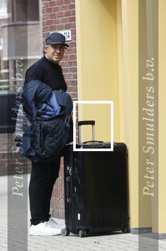 Alkmaar 15 augustus 2020
Marco Borsato arriveert bij zijn nieuwe appartement met kleding die hij bij zijn moeder heeft opgehaald. Hij heeft de afgelopen nacht voor het eerst in zijn nieuwe huis/appartement geslapen