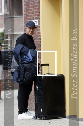 Alkmaar 15 augustus 2020
Marco Borsato arriveert bij zijn nieuwe appartement met kleding die hij bij zijn moeder heeft opgehaald. Hij heeft de afgelopen nacht voor het eerst in zijn nieuwe huis/appartement geslapen