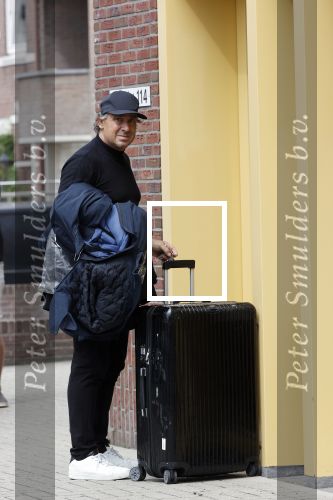 Alkmaar 15 augustus 2020
Marco Borsato arriveert bij zijn nieuwe appartement met kleding die hij bij zijn moeder heeft opgehaald. Hij heeft de afgelopen nacht voor het eerst in zijn nieuwe huis/appartement geslapen